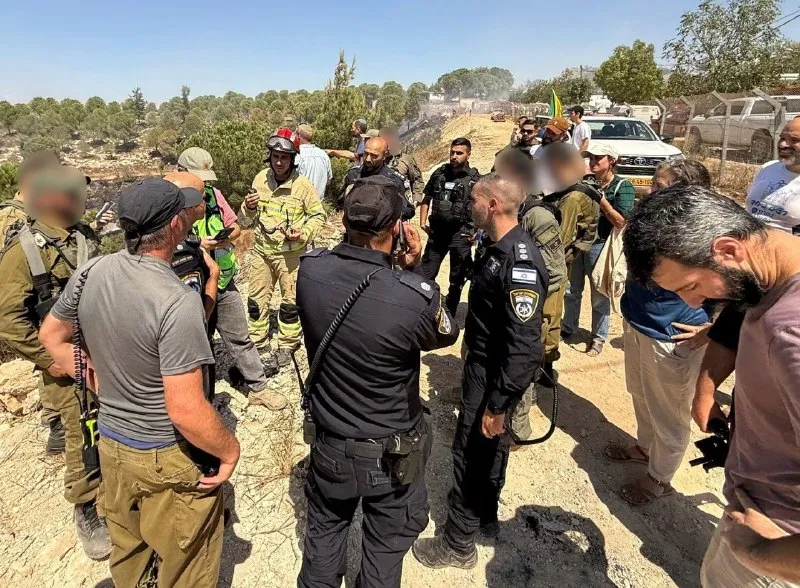 Fuerzas de seguridad operan en Judea y Samaria tras incendio en asentamiento Las fuerzas de seguridad del distrito de Judea y Samaria operan actualmente cerca del asentamiento de Givatot tras un incendio en el lugar. Bomberos y personal de emergencia y seguridad trabajan para controlar las llamas en un área abierta cercana al asentamiento.