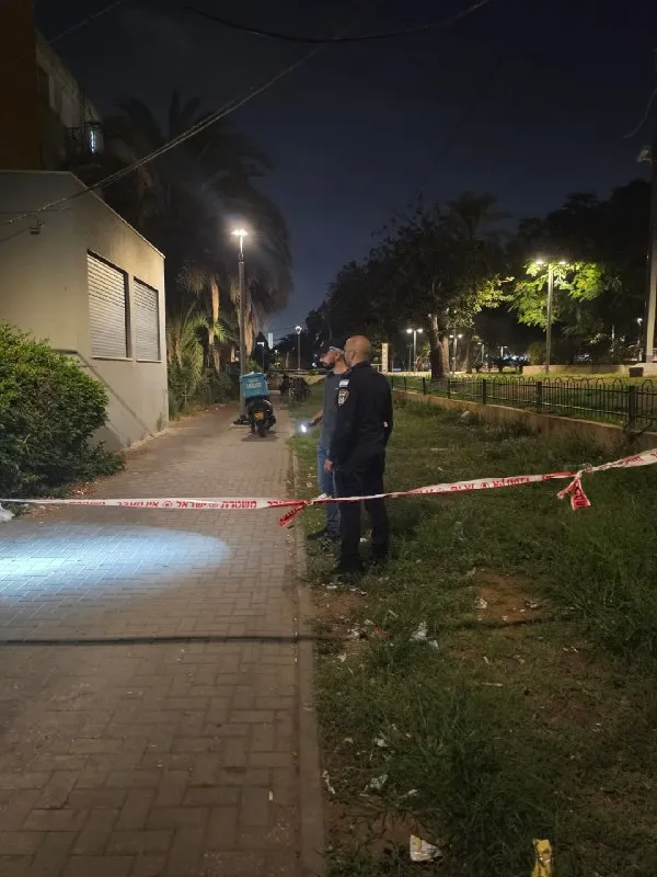 Agression au couteau à Jaffa – Peu avant, un signalement a été reçu concernant une agression au couteau sur la rue Nachal Besor à Jaffa, au cours de laquelle une personne grièvement blessée a été évacuée.