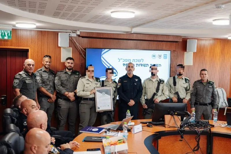 Israel Police: El Comisionado de Policía otorgó certificados de agradecimiento a combatientes de la Policía de Fronteras que neutralizaron a un terrorista que intentó llevar a cabo un ataque con cuchillo en la Ciudad Vieja. El Comision