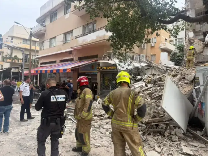 İsrail Polisi: Nahalat Binyamin Caddesi'nde bina çökmesi - Tel Aviv'deki Tel Aviv polisleri, arama kurtarma çalışmalarında ve sürücüleri yönlendirmede olay yerinde çalışmalara devam ediyor. Tel Aviv istasyonu polisleri.