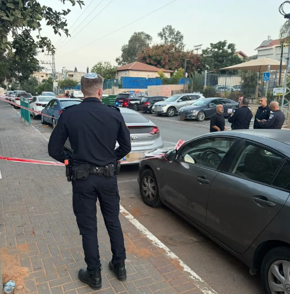Central District police officers this morning opened an investigation into a shooting incident in the Jwarish neighborhood of Ramla, during which a man in his 30s was shot against the backdrop of an ongoing blood feud, and his condition is defined as serious.